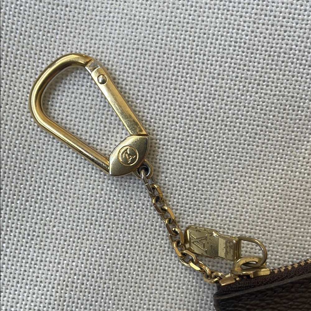 SOLD!!!! Louis Vuitton Monogram Key Pouch - Picture 4 of 16